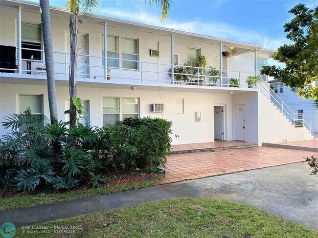 Primary Photo - 306 N Lakeside Ct