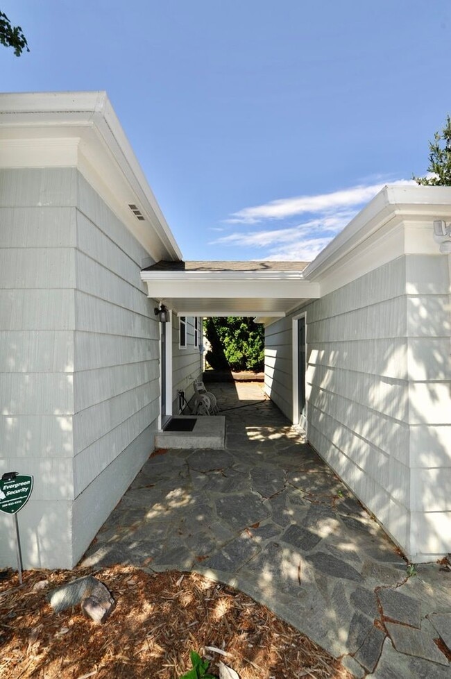 Building Photo - Charming 2 bed 1 bath bungalow with 2nd living room