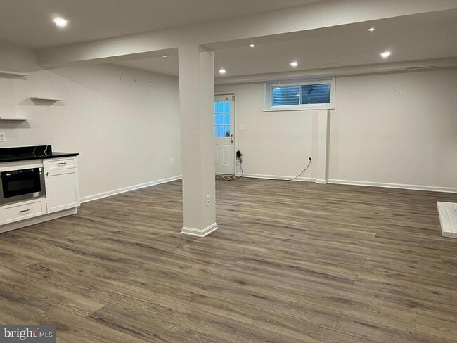 Building Photo - 6683 McLean Dr