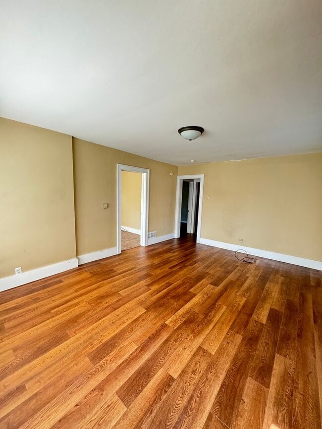 Building Photo - Charming 3-Bedroom, 1-Bathroom Home with Garage – $1,350/Month | Accepting Section 8