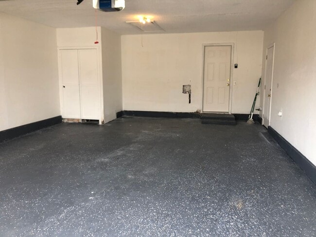 Building Photo - 3 bedrooms, 2 baths with a 2 car garage for rent near NE 10th between Midwest Blvd and Douglas Bl...
