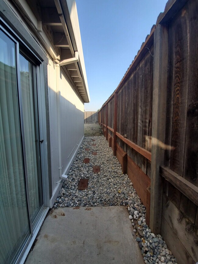 Building Photo - Roseville 2 Bedroom Duplex, New Carpet, Central Heat and Air, Large Fenced Yard