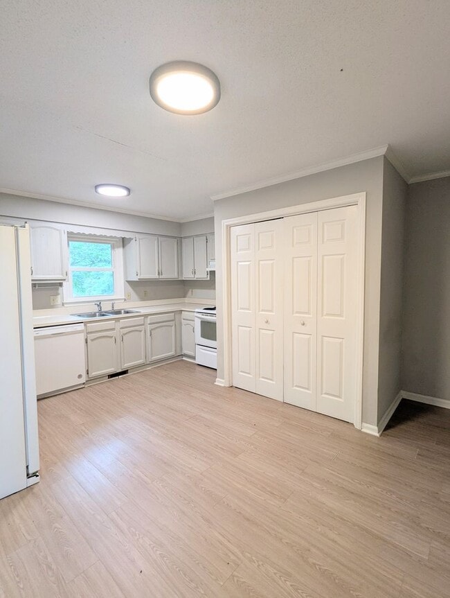 Building Photo - Fenced in Back Yard! Two Bedroom Two Bath ...
