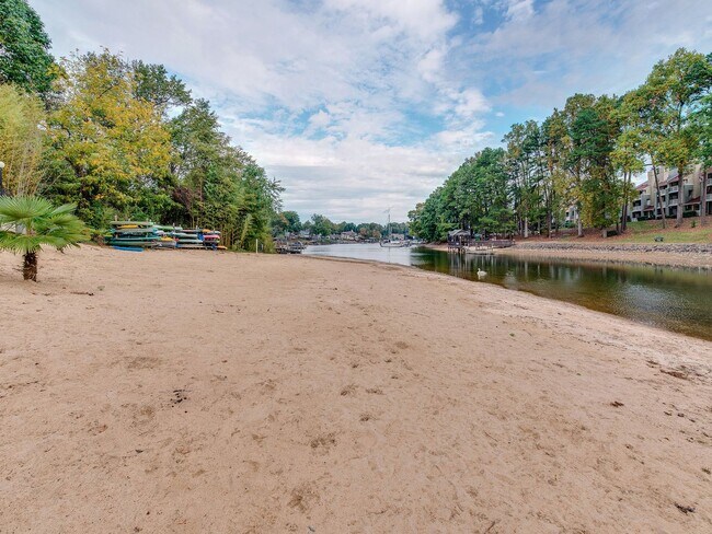 Building Photo - Amenity rich water front condo ready for move in!