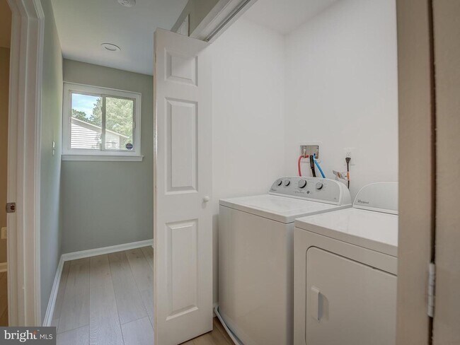 Building Photo - 6812 Landor Ln
