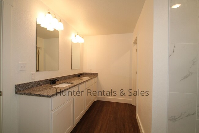 Building Photo - Upscale Three-bedroom Townhome!