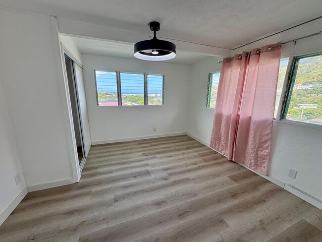 Building Photo - 3/1 w/ ocean views and all utilities inclu...