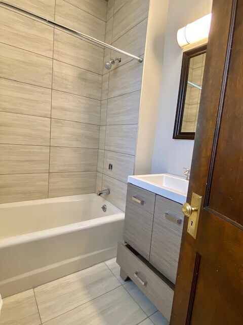 Building Photo - 3917 N Southport Ave