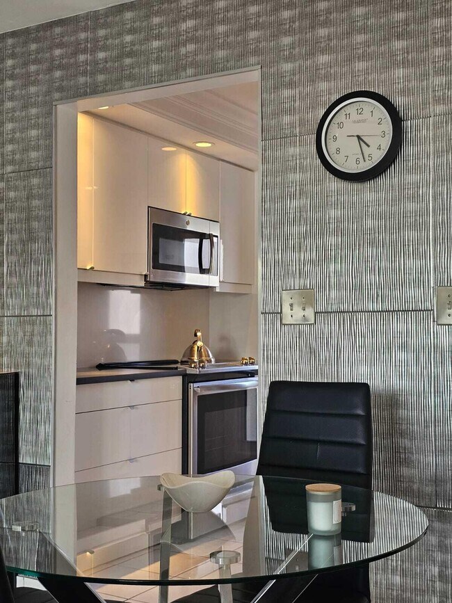 Building Photo - 505 N Riverside Dr