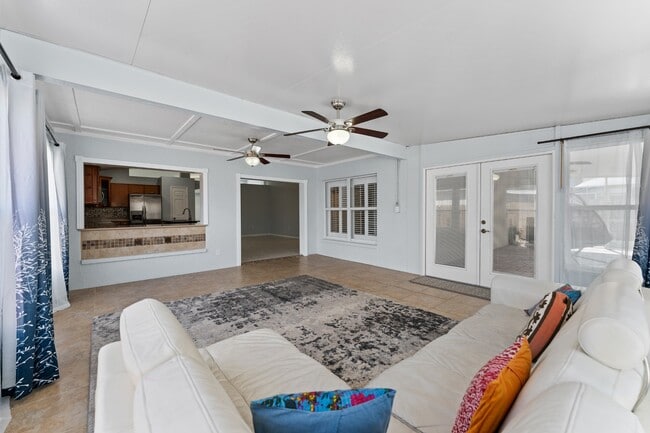 Building Photo - Absolutely stunning executive (LARGE) 3 BR / 2 BA / 2 Car Garage home in the highly sought after ...