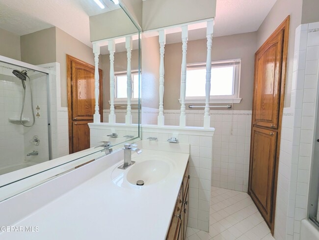 Building Photo - 612 Somerset Dr