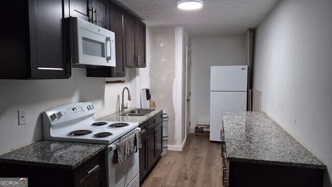 Building Photo - 418 Summer Hill Cir