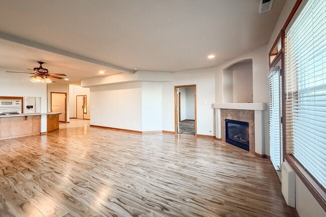 Building Photo - Beautiful 4-Bedroom Townhome in South Richland