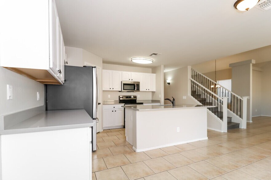 Building Photo - 8216 W Globe Ave