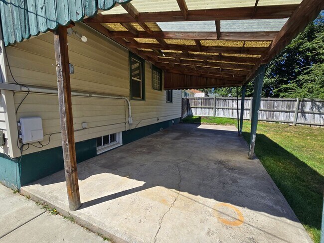 Building Photo - Beautiful North Side Home! Available Now!