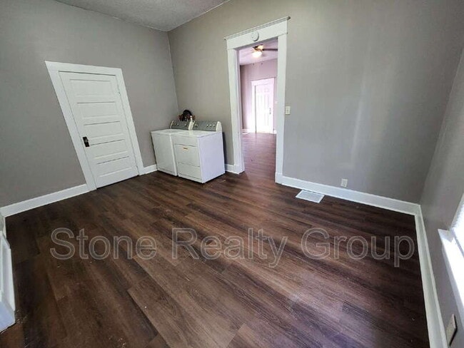 Building Photo - 1418 5th Ave