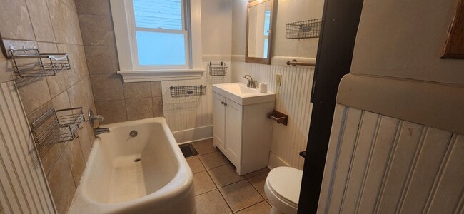 Building Photo - Beautiful 2 Bedroom / 1 Bath House