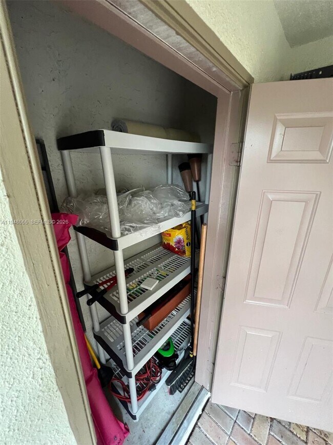 Building Photo - 252 City View Dr