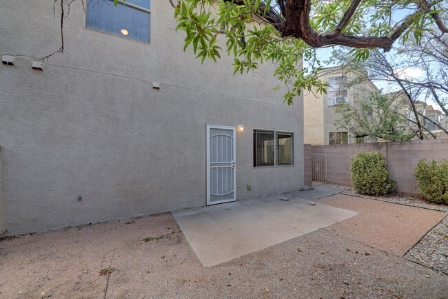 Building Photo - Amazing Updated 3 Bedroom Near Coors and I...