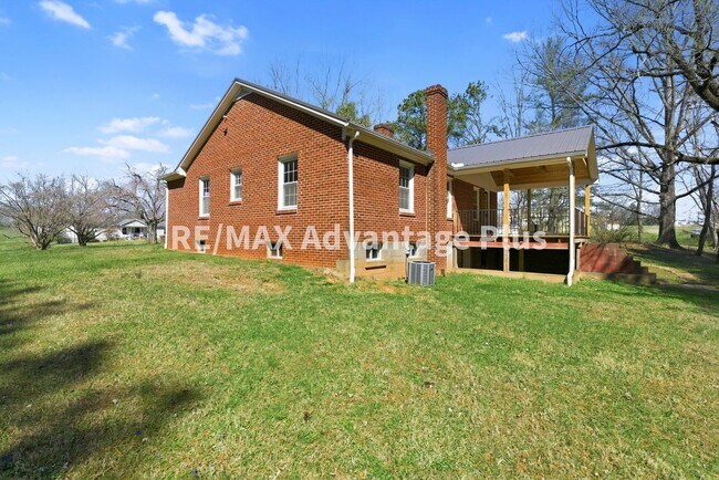 Building Photo - Beautiful brick home with full basement in Prospect