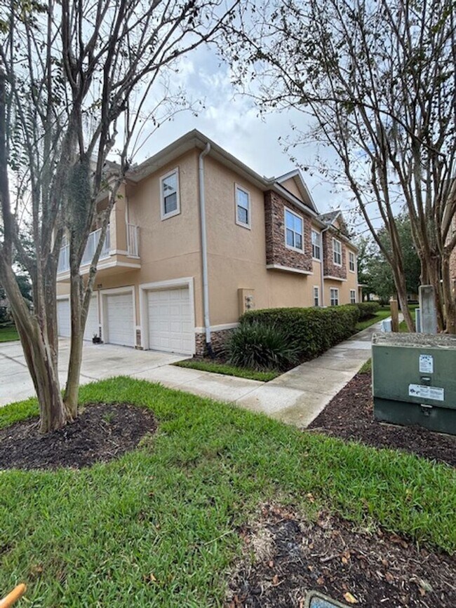Building Photo - 3 Bed 2.5 Bath Pet Friendly End Unit Townhome in Gate Community with 2 Car Garage!