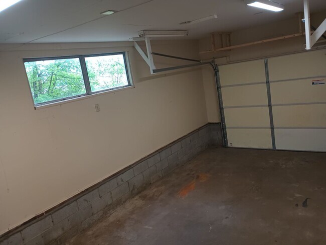 Building Photo - Don't Miss this 2 bedroom with Garage, Lar...