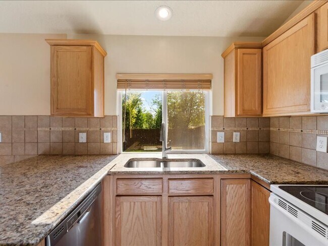 Building Photo - 3 Bedroom 2.5 Bathroom Home in Southwest B...