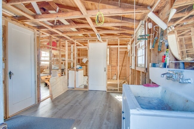 Building Photo - Coming Available 2/6 – 3-Bedroom, 1-Bathroom Cottage in East Hill with Solar Power & Wraparound D...