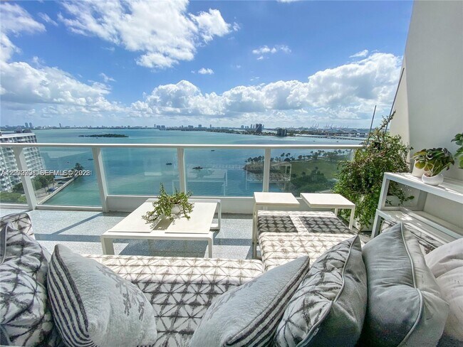 Building Photo - 2020 N Bayshore Dr