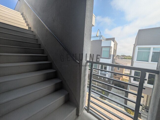 Building Photo - 3Bd 2.5Ba Townhouse w/Rooftop Deck