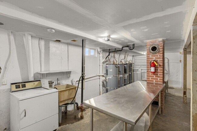 Building Photo - Spacious 2bedroom 1 bath in well maintained 4 Plex!