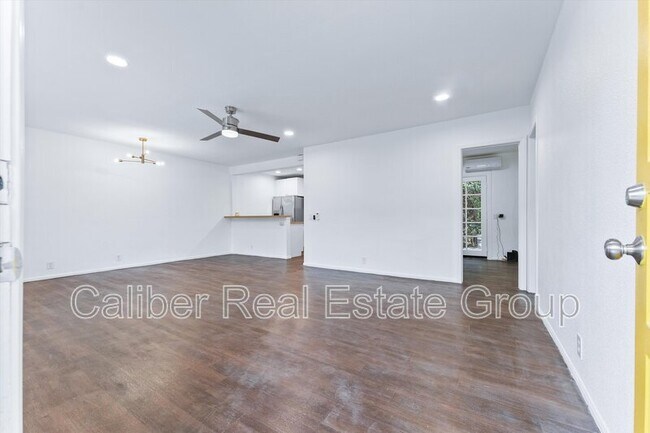 Building Photo - 502 Calle Santa Rosa S
