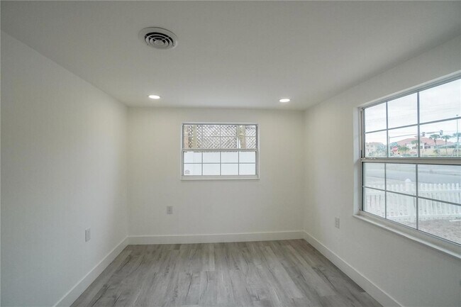 Building Photo - 985 Liberty St