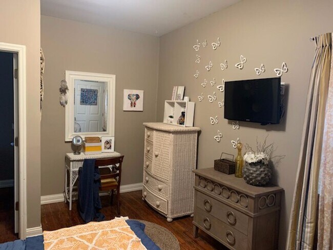 Building Photo - Renovated Germantown House in Great Location