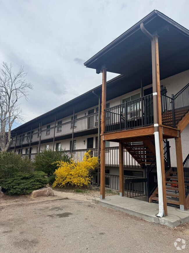 Building Photo - 3 Bed 2 Bath Condo Available Now!