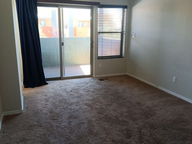 Building Photo - 4 Bedroom, 3 Bathroom! Lovely Home!