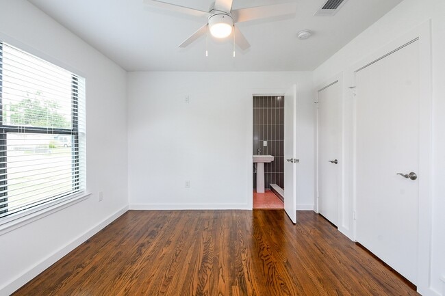 Building Photo - 1860 Lynnview Dr