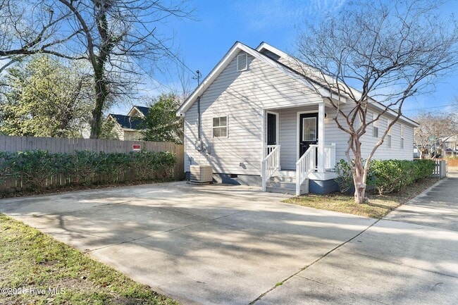 Building Photo - 720 Queen St