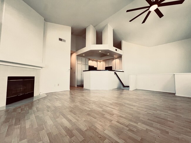 Building Photo - 2 Bedroom 2 Bathroom Condo in Carmel Mountain!