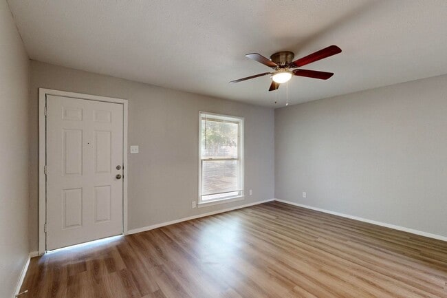 Building Photo - Charming 2-Bedroom Cottage with Big Backyard