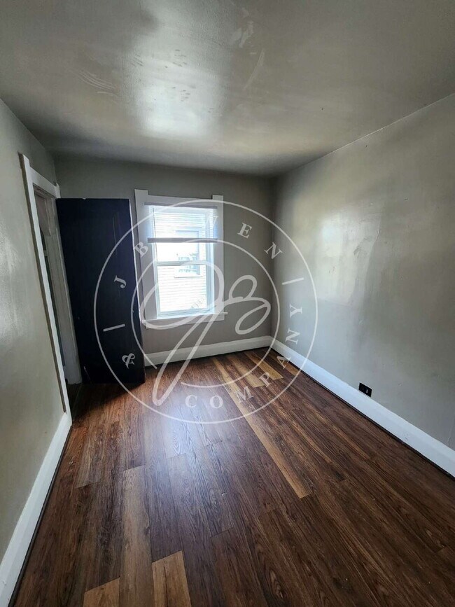 Building Photo - 3 bed 1 bath in West Toledo!- Many updates...