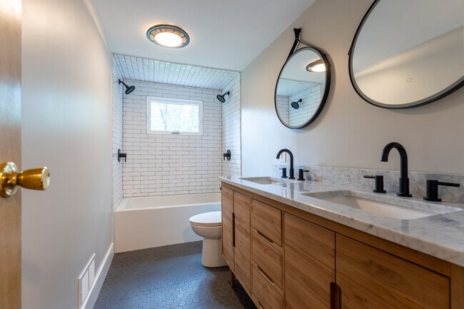 Building Photo - 3 Heather Ln