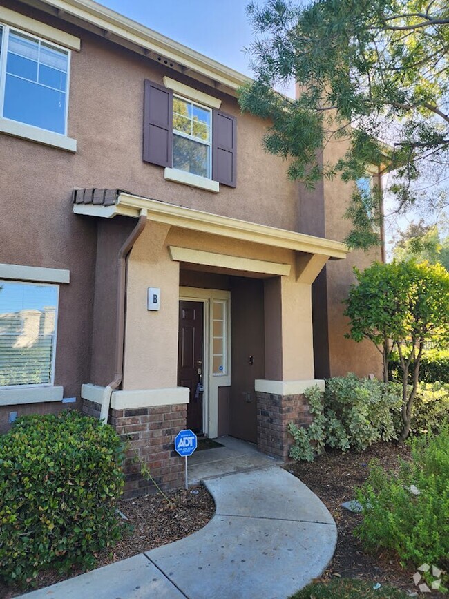 Building Photo - South Temecula 3 Bedroom Townhome with 2 C...