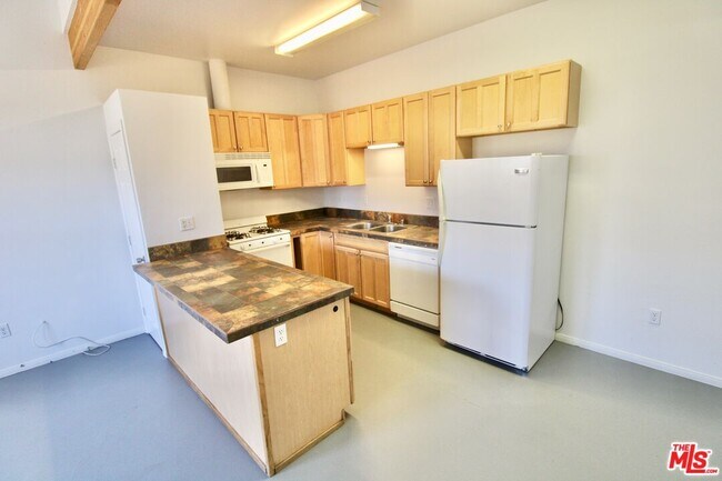 Building Photo - 6587 Oasis Ave