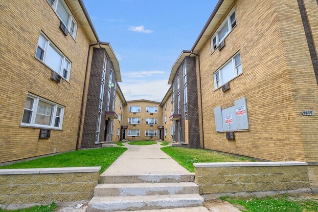 Interior Photo - 7818-7820 South Shore Drive