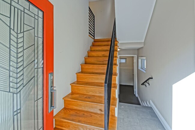 Building Photo - 4021 Crest Dr