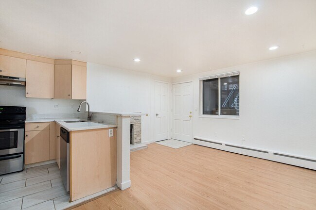 Building Photo - Beautiful 1 Bed, 1 Bath Condo on Speer- Ch...