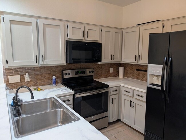 Building Photo - 2 Bed / 1 Bath Condo Near TXST & Downtown Square – W/D Included!