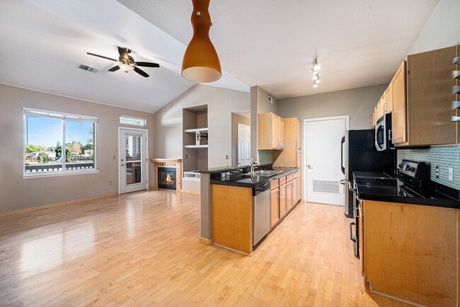 Building Photo - 3-Bedroom Condo Available Immediately