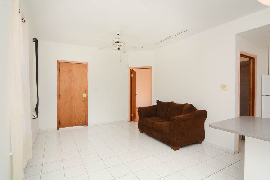 Building Photo - 533 N Claremont Ave